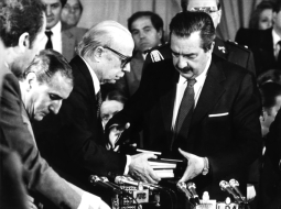 1984. gada 20. septembris. Argentīnas Nacionālās personu pazušanas komisijas (CONADEP) prezidents rakstnieks Ernesto Sabato (no kreisās) pasniedz valsts prezidentam Raulam Alfonsīnam komisijas gala ziņojumu. To izdeva arī grāmatā Nunca mas (Nekad vairs).
Argentīnas Nacionālā ģenerālarhīva krājums
