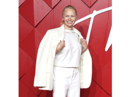 Holivudas zvaigzne Pamela Andersone bez grima balvas Fashion Awards 2023 ceremonijā Londonā decembrī