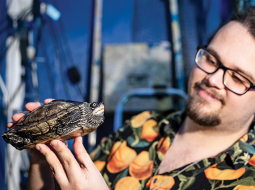 Edvards ar bruņurupuci Godzillu.
Foto — Ieva Salmane