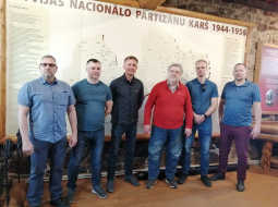 Vēsturnieku diskusijas dalībnieki (no kreisās) Haralds Bruņinieks, Jānis Viļums, Zigmārs Turčinskis, Jānis Vasiļevskis, Reinis Ratnieks un Uldis Neiburgs.