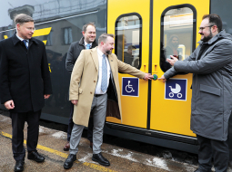 Skaistas atmiņas — jauno elektrovilcienu pirmo reisu svinīgais pasākums Rīgas stacijā 15. decembrī. Eiropas Komisijas priekšsēdētājas izpildvietnieks Valdis Dombrovskis (no kreisās), Pasažieru vilciens valdes priekšsēdētājs Rodžers Jānis Grigulis, Škoda Group valdes loceklis Svata Zdeneks un satiksmes ministrs Kaspars Briškens.
Foto — LETA