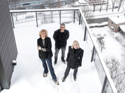 Elīna Tetere (no kreisās), Kristaps Šulcs un Zane Tetere-Šulce, SIA Open AD īpašnieki uz biroja terases Filozofu rezidencē Pārdaugavā.
Foto — Reinis Hofmanis
