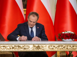 Jaunais Polijas premjerministrs Donalds Tusks 13. decembrī prezidenta pilī Varšavā paraksta dokumentu oficiālas zvēresta nodošanas ceremonijas laikā. Foto - Wojtek Radwanski/AFP