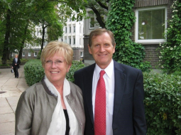 Zinta un Kristaps Zariņi pie Rīgas Stradiņa universitātes ēkas Rīgā, 2019. Foto Zariņu ģimenes personīgā arhīva 