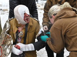 Mediķi sniedz pirmo palīdzību kādam vīrietim, kas cietis Krievijas raķešu uzbrukumā Harkivā 23. janvārī.
Foto — Scanpix