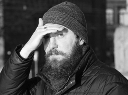 Mēs iesakām citiem dzīvot, kaut pašus velk uz nāvi — tā sākas viens no pēdējiem Andra Ogriņa Facebook publicētajiem dzejoļiem.
Foto no Andas Ogriņas personīgā arhīva