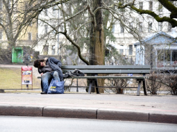 Bezpajumtnieks uz soliņa. Foto - Zane Bitere, LETA