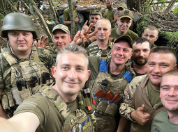 Koļa Serga pozē kopā ar ukraiņu karavīriem frontē.
Foto no personīgā arhīva