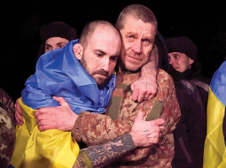Krievija un Ukraina veikušas līdz šim lielāko kara gūstekņu apmaiņu. Ukrainā atgriezās 230 cilvēki, arī vairāki bijušie Mariupoles metālapstrādes uzņēmuma Azovstaļ aizstāvji, bet mājup uz Krieviju devās 248 okupanti.
Foto — Scanpix