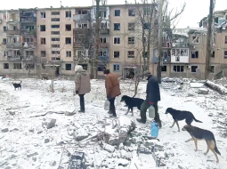 Pat grūti noticēt, ka smagi izpostītajā Ukrainas austrumu pilsētā Avdijivkā aizvien dzīvo cilvēki. Intensīvas kaujas tur notika kopš pagājušā gada oktobra.
Foto — Scanpix