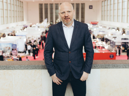 Ingmāra Kibermaņa veidotajā izstādē Pilot Expo Berlīnē piedalījās arī vairāki Latvijas uzņēmumi — Smartlynx Airlines un Smartlynx Airlines Training Center, Hyperscan, SoftekSim, Eriva un Transporta un sakaru institūts.
Foto no personīgā arhīva
