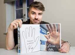 Mikus Kļaviņa pašizdotā grāmata Latviaaa, kas nopērkama lielākajās grāmatnīcās un fotogrāfa mājaslapā Mikusklavins.lv, Latvijas basketbolistu dalību pasaules kausā ļauj aplūkot no personīga skatpunkta.
Foto — Ieva Salmane