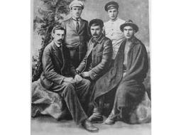 KSDS(b)P Kalugas guberņas komitejas locekļi 1918. gada februārī. Centrā — Pēteris Vītoliņš