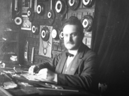 Eduards Gailis savā veikalā Brīvības ielā 20. gadsimta 20.—30. gados. Veikala ārskata fotogrāfijas nav saglabājušās, un šī ir vienīgā, kurā redzams iekšskats. Tirgoti arī barometri un termometri.
Foto no Gaiļu dzimtas arhīva