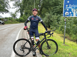 Brīdis, kad ir sasniegts Ginesa rekords — no Beļģijas iebraucot Nīderlandē.
Foto no personīgā arhīva