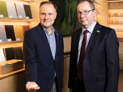 Latvijas Finiera valdes loceklis, attīstības un pētniecības sektora vadītājs Māris Būmanis (no kreisās) un uzņēmuma padomes priekšsēdētājs Uldis Biķis.
Būmaņa plaukstā — bērza tāss ekstrakts jeb betulīns.
Foto — Ieva Salmane