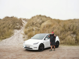 Streikojošais automehāniķis Jānis Kuzma ar savu Tesla Model Y.
Foto — The New York Times