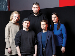 Daļa izrādes komandas: aktrise Veronika Plotņikova (no kreisās), aktieris Dmitrijs Jegorovs, aktieris Aleksandrs Maļikovs (priekšplānā), žurnāliste Inga Spriņģe un aktrise Jana Herbsta.
Foto — Reinis Hofmanis