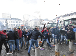 Beļģijas zemnieki 2. februārī ar olām apmētā policiju Briseles kvartālā, kur atrodas vairākas Eiropas Savienības institūcijas.
Foto — Scanpix