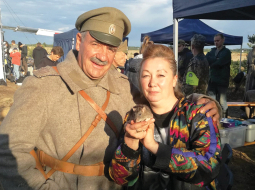Jeļena ar vienu no savām žurkām un aktieri Mārtiņu Vilsonu kinolentes Dvēseļu putenis filmēšanā.
Foto no personīgā arhīva