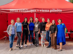"Re:Baltica” un “Chayka” žurnālistes pie mobilās redakcijas Daugavpilī. Foto - Irina Maskaļenko