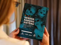Informatīvais materiāls pedagogiem biedrības "Papardes zieds" rīkotajā preses konferencē, kurā infomē par atvadām no "Karogu sistēmas", kā arī iezīmē problēmas seksuālās izglītības sistēmā Latvijā un iespējamiem risinājumiem. Foto - Paula Čurkste, LETA