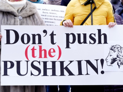 Pērn pie Rīgas Rātsnama notika Latvijas Krievu savienības rīkotais protesta pasākums pret dzejnieka Aleksandra Puškina pieminekļa aizvākšanu Rīgā. Foto - Zane Bitere, LETA