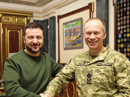 Ukrainas prezidents Volodimirs Zelenskis (pa kreisi) ar jauno Ukrainas bruņoto spēku virspavēlnieku Oleksandru Sirski pēc viņa iecelšanas jaunajā amatā. Foto — Scanpix