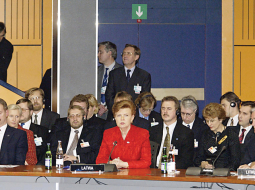 Latvijas prezidentes Vairas Vīķes-Freibergas ietekmīgā runa NATO samitā Prāgā 2002. gada 21. novembrī. Pa kreisi — Igaunijas premjerministrs Sīms Kallass, pa labi — Lietuvas prezidents Valds Adamkus.
Foto — Image Forum