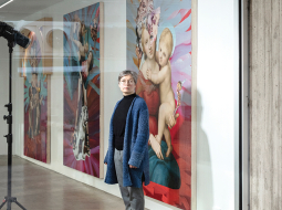 Māksliniece Rasa Jansone savā personālizstādē Tava pēda uz manas plaukstas; vienmēr, Rafaēl galerijā Alma.
Foto — Reinis Hofmanis