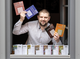 Danči piedzīvo lielu popularitāti, tos dejo ne tikai folkloras kopu dalībnieki. Sandis Zučiks gādā, lai šis mantojums būtu viegli pieejams ikvienam. Atliek tikai ieiet Dancukratuve.lv, noskatīties video vai nopirkt grāmatu, un var lēkt līdzi.
Foto — Ieva Salmane