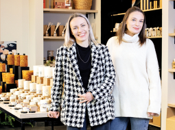 Elīna Čīma (no kreisās) un Laura Macius, SIA Munio Spa īpašnieces.
Foto — Kristīne Madjare