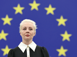 Cietumā mirušā Kremļa opozicionāra Alekseja Navaļnija atraitne Jūlija 28. februārī uzrunāja Eiropas Parlamenta deputātus un norādīja, ka Putinu nevar uzvarēt ar rezolūcijām un sankcijām. Eiropai cīņā ar Putinu jākļūst par novatori pret «šo Krievijas noziedzīgo bandu».
Foto — Scanpix