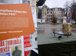 Latvijas militārās industrijas "Expo" militārās preces Ziedot.lv kampaņas atklāšanas pasākumā 2022.gadā. Tās tiek ražotas Latvijā un par ziedojumiem piegādātas Ukrainas armijai. Foto - Paula Čurkse, LETA