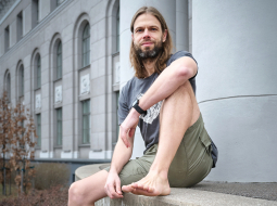 Skriešana basām kājām «palīdz izkopt pareizāku tehniku, samazina traumatismu un uzlabo enerģijas ekonomiju skrienot, tādējādi palīdzot arī uzlabot ātrumu,» skaidro Edgars Rencis.
Foto — Edmunds Brencis