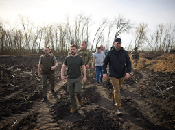 Ukrainas prezidents Volo­di­mirs Zelenskis pirmdien sasauca augstākās virspavēlniecības sanāksmi, lai apspriestu Harkivas aizsardzības stiprināšanu. Pilsētu jau vairāk nekā nedēļu apšauda Krievija. Attēlā: Volodimirs Zelenskis otrdien viesojas Ukrainas aizsardzības līnijā Harkivas apgabalā.
Foto — Scanpix