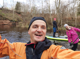 Rolands Melbārdis kopā ar Daci Dambergu (viņa pagājušajā nedēļas nogalē 100 km Vehandu laivošanas maratonā Igaunijā izcīnīja 1. vietu dāmu stāvdēļu kategorijā un laboja trases rekordu) un otru Salaca 100 rīkotāju Ansi Dobeli.
Foto no personīgā arhīva