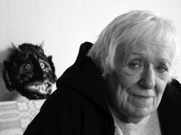 Uzaugusi trimdā Vācijā, Margita Gūtmane izlēma, ka rakstīs latviešu valodā. Tomēr pēc atgriešanās dzimtenē turējusies atstatu no latviešu literārās vides. 
Foto — Daiga Kalniņa