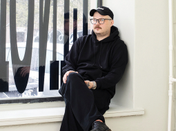 Kaspars Groševs: «Bieži vien šādās mazās telpās kāds iegūst iespēju izveidot pirmo personālizstādi, un varbūt tas kļūst par sākumu daudzsološai karjerai. Piemēram, Amandas Ziemeles pirmā personālizstāde 2016. gadā bija 427, un tikko viņa atklāja Latvijas paviljonu Venēcijas biennālē.»
Foto — Kristīne Madjare