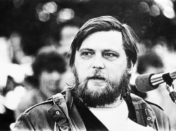 Dzejnieks Pēters Brūveris Dzejas dienās pie Aleksandra Čaka pieminekļa Rīgā. 1987. gads. Fotogrāfs — Uldis Briedis. Latvijas Nacionālā arhīva krājums