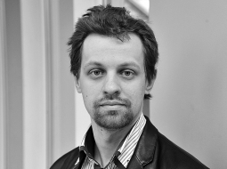 Mārtiņš Pommers studējis filozofiju un literatūrzinātni Latvijas Universitātē. Literārās publikācijas kopš 2016. gada. Strādā pie pirmā stāstu krājuma. Domuzīmē publicētais stāsts tapis festivāla Prozas lasījumi (2023) konkursam Profesija — rakstnieks.