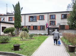 Ierašanās patversmē sākas sešos vakarā.
Foto — Ieva Salmane
