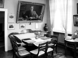 Andreja Upīša dzīvokļa viesistaba tagadējā memoriālajā muzejā Rīgā, Ļeņina (tagad Brīvības) ielā 38. Fotogrāfs — Leons Balodis. A. Upīša muzeja krājums