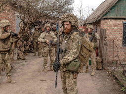Ukrainas armijas 23. mehanizētās brigādes karavīri pirms došanās uz fronti pie Avdijivkas Doneckas reģionā valsts austrumos.
Foto — Scanpix