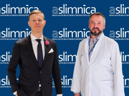 Austrumu slimnīcas valdes priekšsēdētājs Normunds Staņēvičs (no kreisās) un valdes loceklis profesors Haralds Plaudis. Publicitātes foto