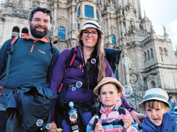 Dumbru ģimene pie Santjago katedrāles pēc otrā Santjago ceļa pieveikšanas. Tas ir visu šī ceļa variāciju oficiālais galapunkts. Foto no personīgā arhīva