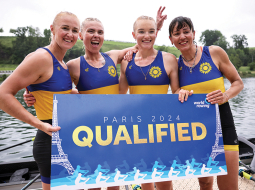 Ukrainas sportisti piedalīsies Parīzes olimpiskajās spēlēs, pirmdien paziņoja Ukrainas sporta ministrs Matvijs Bidnijs. Viņaprāt, Ukraina jau ir uzvarējusi, jo Krievija pēc iebrukuma Ukrainā ir izslēgta no olimpiskās kustības. Attēlā: Ukrainas paralimpisko airētāju četrinieks pēc 21. maijā Šveicē izcīnītās kvalifikācijas spēlēm.
Foto — Scanpix