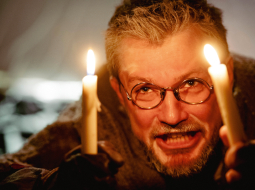 Kad Šamila Hamatova spēlētais gleznotājs Čartkovs vecuma galā grib atbrīvoties no sātana varas, iznīcināt nelabā portretu, izrādās, ka Dievs neņem pretī viņa labo gribu, un vienīgais, ko viņš spēj,— pazudināt vēl kādu cilvēku. Foto – Kristaps Kalns