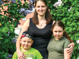 Liepājniece Lidija savu meitiņu laida pasaulē 15 gadu vecumā. Ja būtu iespēja izlemt, «es būtu gribējusi izmācīties, nostāties uz kājām un tikai tad laist pasaulē bērniņus».
Foto — Edgars Pohevičs