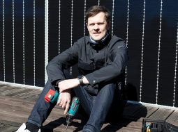 Raivis Dejus pats līdzdarbojies trīs saules paneļu sistēmu uzstādīšanā.
Foto — Ieva Salmane